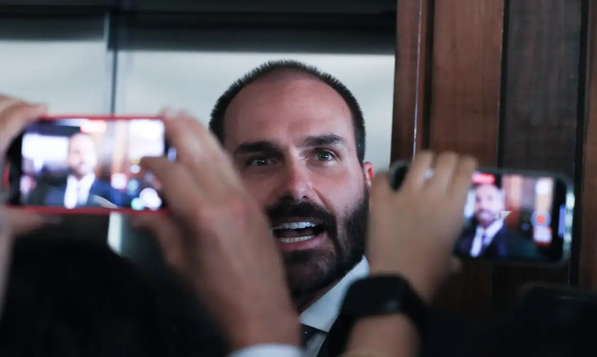 Eduardo Bolsonaro Ambiciona Presidência e Critica Tarcísio, Ameaçando Ruptura no PL