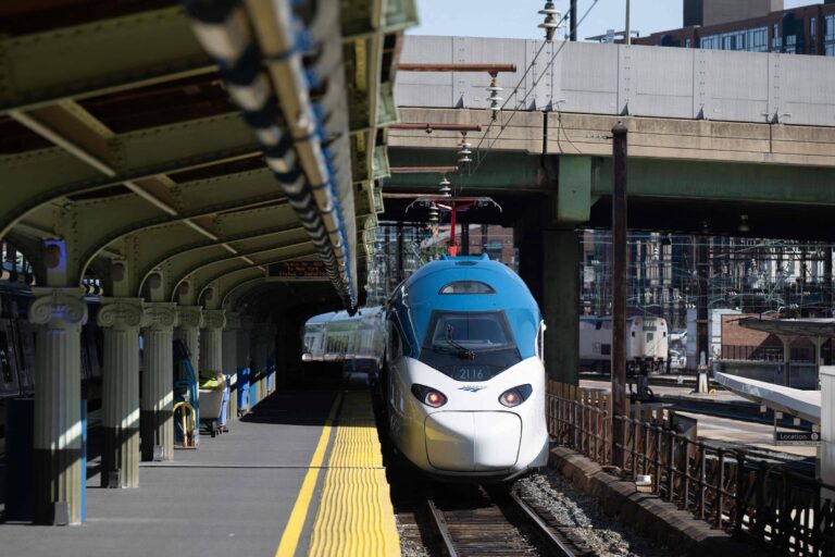 Trem volta a conectar cidades dos EUA devastadas pelo furacão Katrina após 20 anos
