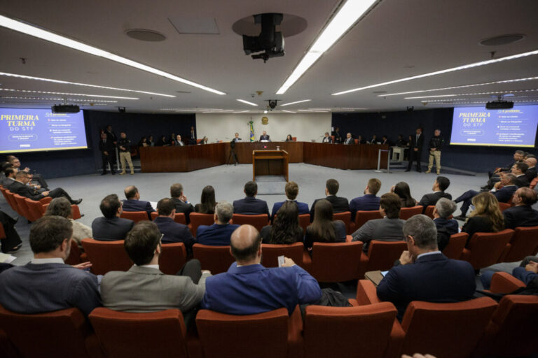 Julgamento de Bolsonaro recomeça com controvérsias sobre delação
