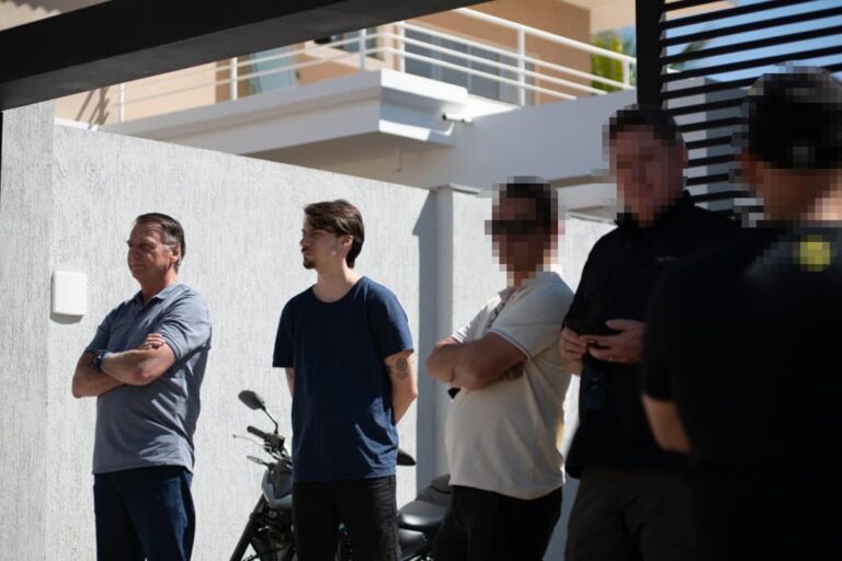 Bolsonaro é visto no jardim com Jair Renan em Brasília