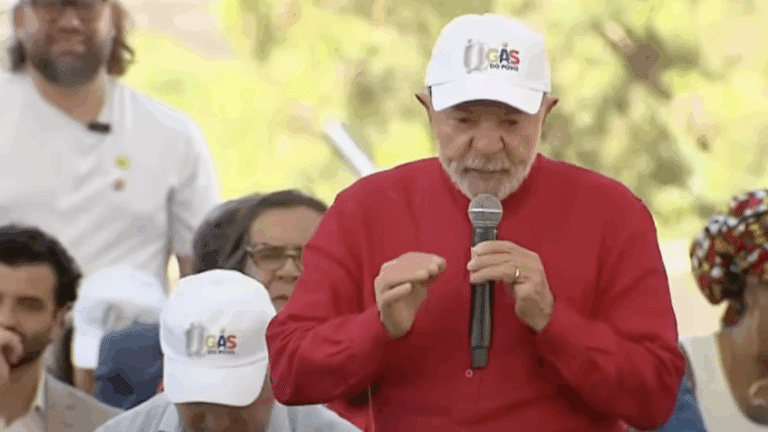 Lula critica oposição por usar verde e amarelo: meu sangue é vermelho