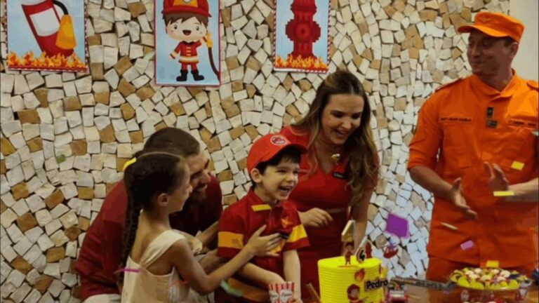Menino celebra aniversário após transplante de medula com bombeiros