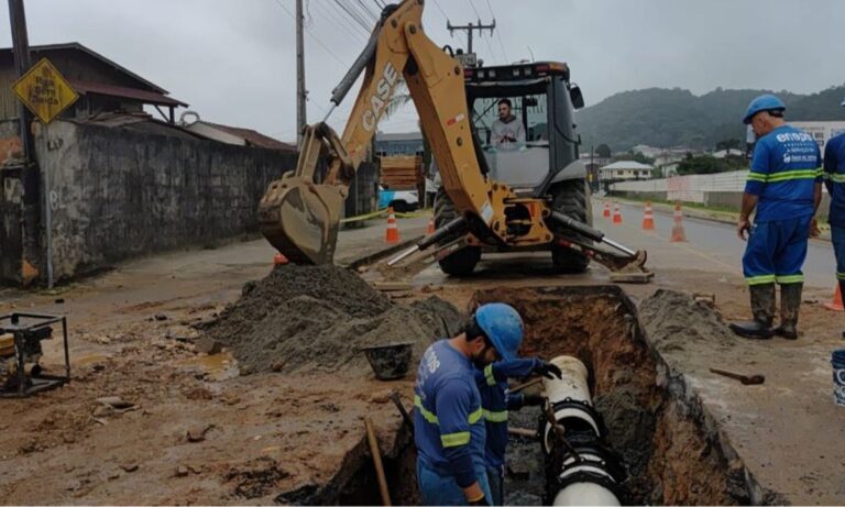 Rompimento de adutora afeta abastecimento de água e trânsito em Joinville
