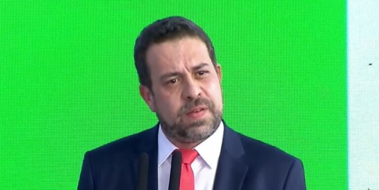 Aplicativos de transporte cobram taxa de agiotagem, afirma Boulos