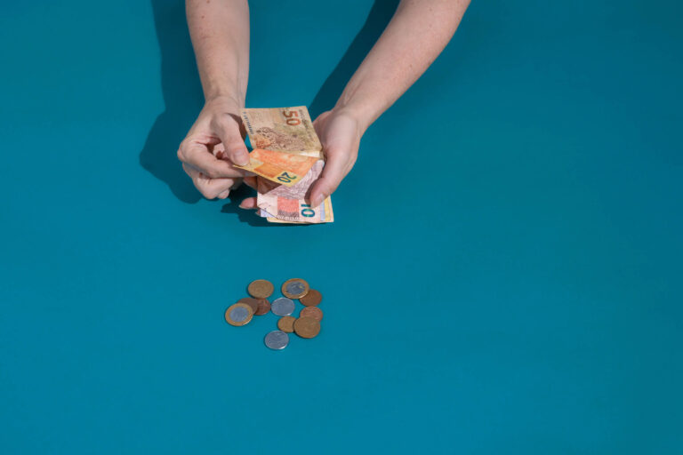Empréstimos caem 1,1% em outubro no Brasil, conforme dados do BC