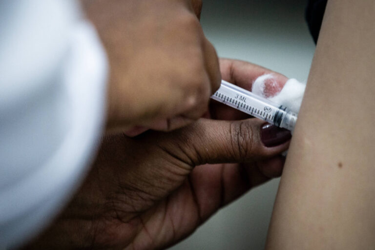 Butantan apresenta vacina contra a dengue com aprovação da Anvisa