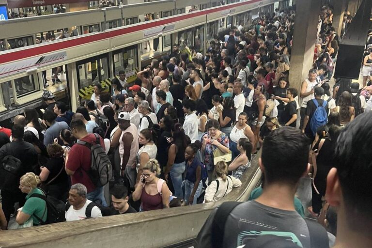 Problemas elétricos na linha 11-coral da CPTM causam transtornos a passageiros