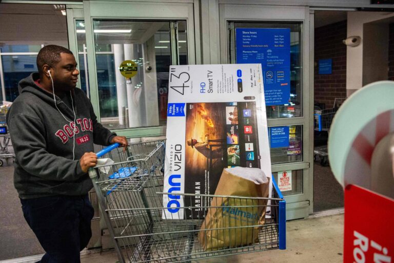Varejo dos EUA antecipa aumento no número de compradores para Black Friday, mas com gastos reduzidos