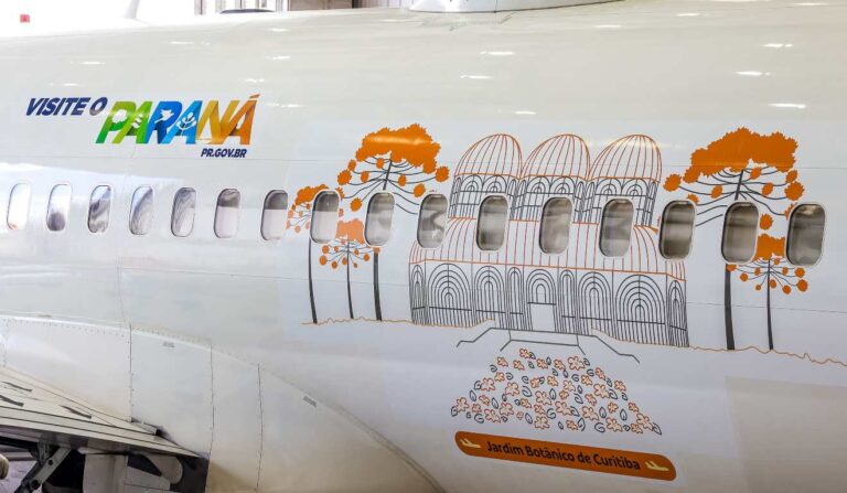 Gol apresenta avião temático que homenageia o Paraná com Jardim Botânico