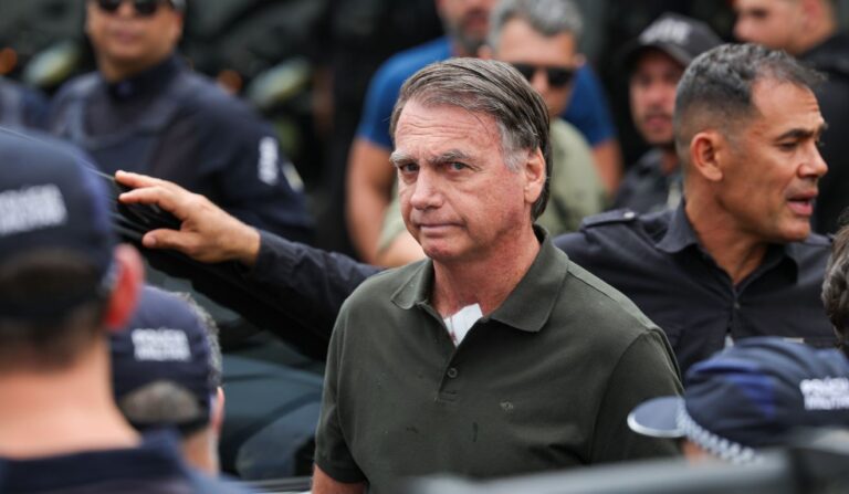 Jair Bolsonaro enfrenta crise de saúde na prisão e recebe atendimento médico