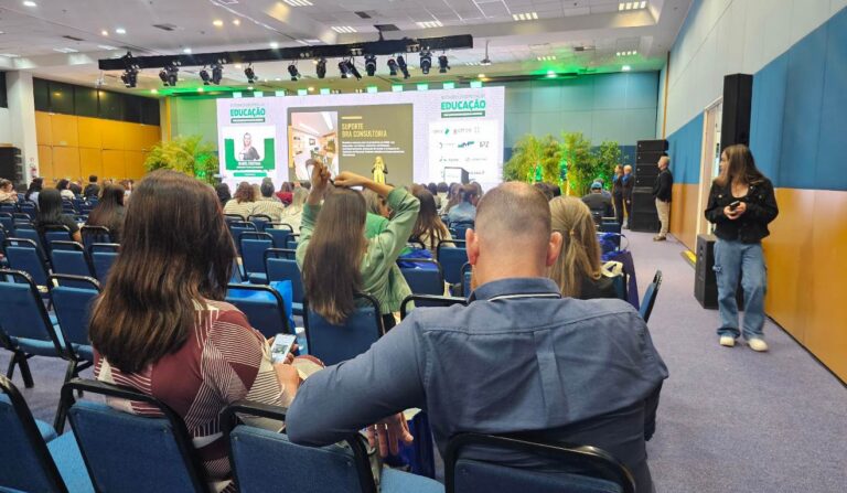 Transformações tecnológicas marcam o Congresso Estadual de Educação no Paraná