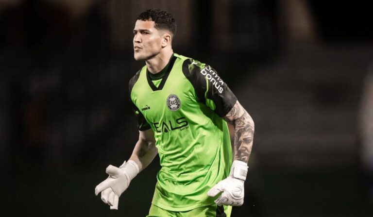 Goleiro do Coritiba é recebido com cartaz da filha após título