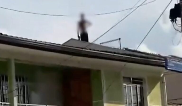 Homem invade casas e arremessa telhas em policiais em Curitiba