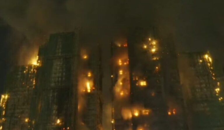 Incêndio devastador em prédio de Hong Kong deixa mortos e feridos