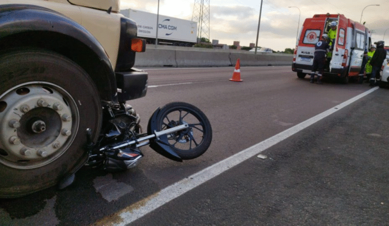 Motociclista sofre acidente grave após colisão em Curitiba