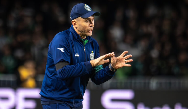 Coritiba informa que Mozart não continuará como técnico em 2026