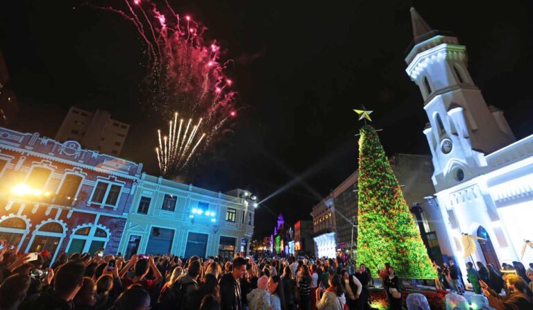 Curitiba recebe Auto de Natal com bonecos gigantes no Largo da Ordem