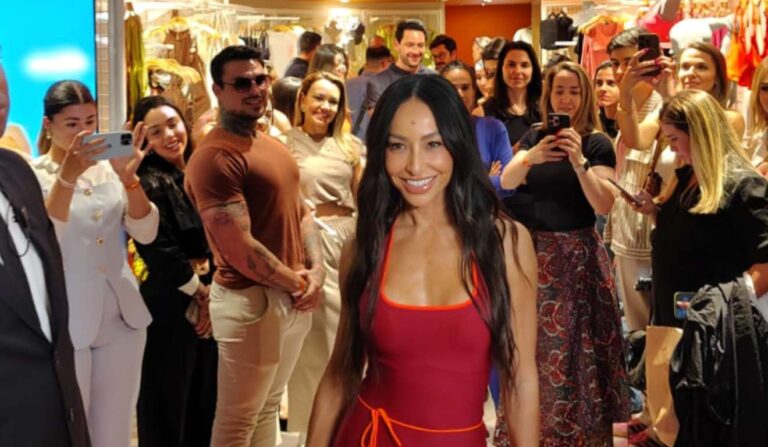 Sabrina Sato agita shopping em Curitiba com lançamento de moda fitness
