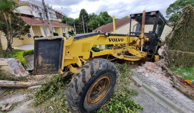 Trator desgovernado invade condomínio em Curitiba e causa susto