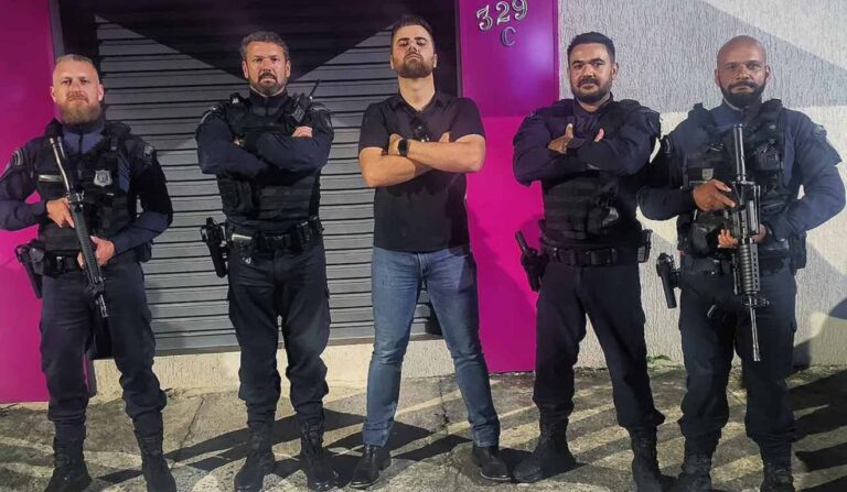 Zé Neto é visto jogando sinuca em bar de São José dos Pinhais