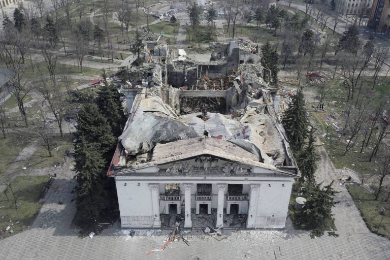 Teatro em Mariupol reaberto: um símbolo do conflito na Ucrânia