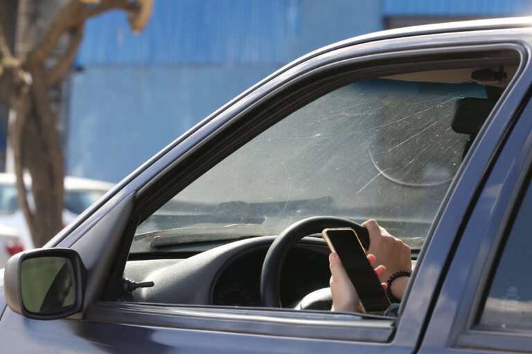 Regras de trânsito: pode passar protetor solar no carro parado?