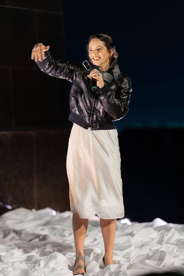 Rosalía realiza evento no Cristo Redentor com setlist inusitada