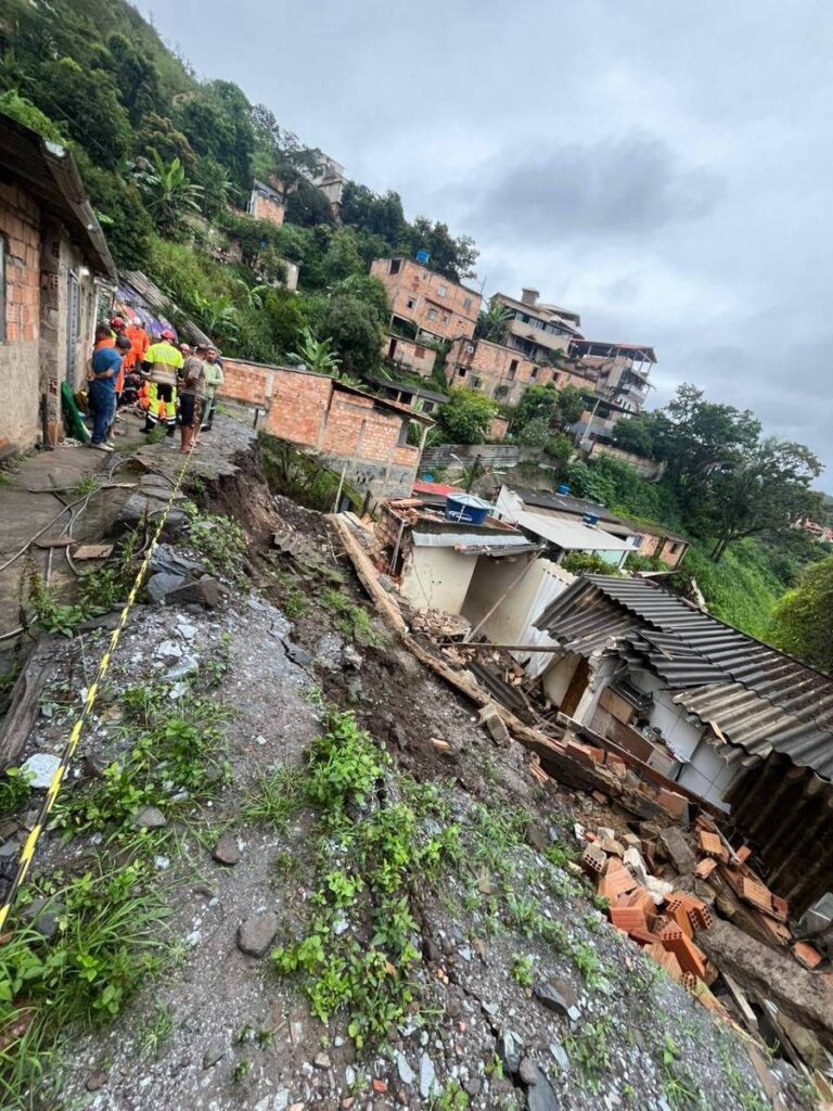 Chuvas em MG causam estragos, criança intubada após soterramento