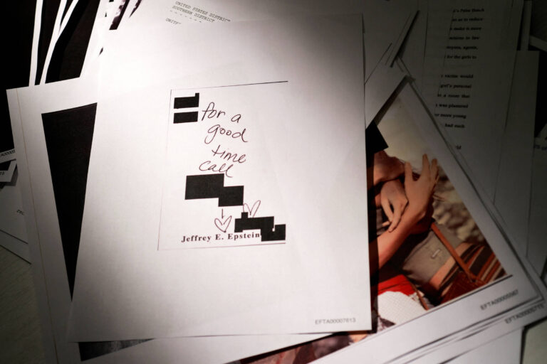Governo Trump retira fotos do caso Epstein, incluindo imagem de Trump