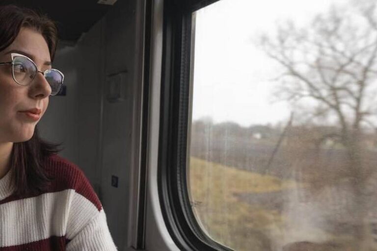 O trem do amor: ucranianas visitam maridos em zona de guerra