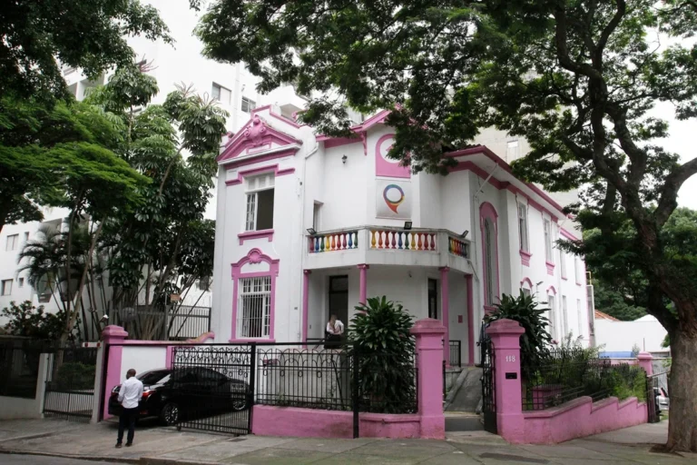 Serviços das Casas da Cidadania LGBTQIA+ ganham regulamentação