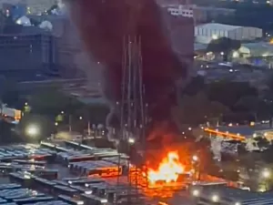 Incêndio em garagem no Jaguaré: três ônibus são destruídos
