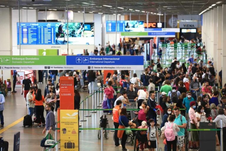 Votação de pilotos e comissários pode levar a greve em janeiro