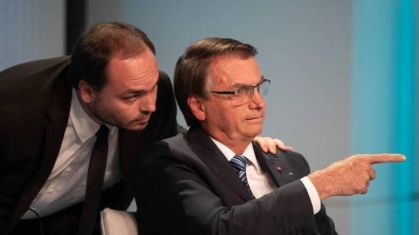 Carlos critica restrições à família durante internação de Bolsonaro