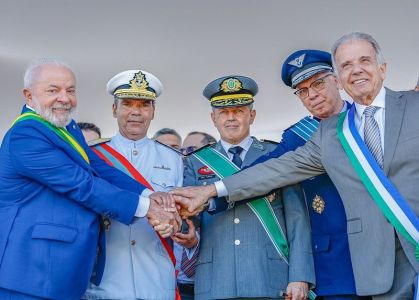 Lula anuncia R$ 30 bi à Defesa em encontro com militares
