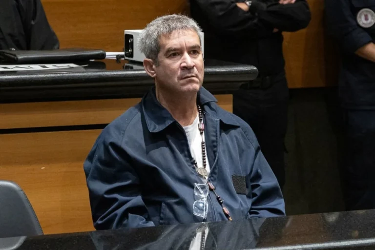 Oficial da Marinha condenado a 80 anos por assassinato de sogros