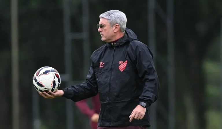 Renovação de Odair Hellmann com Athletico avança para finalização