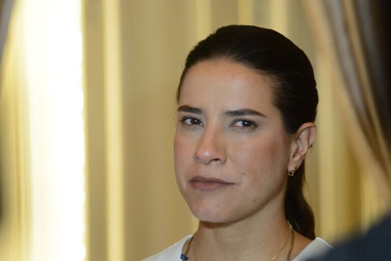 Governadora de Pernambuco cria 105 novos cargos comissionados