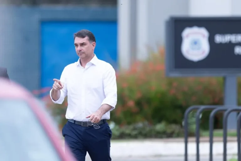 Flávio Bolsonaro afirma que pai está bem e mais animado