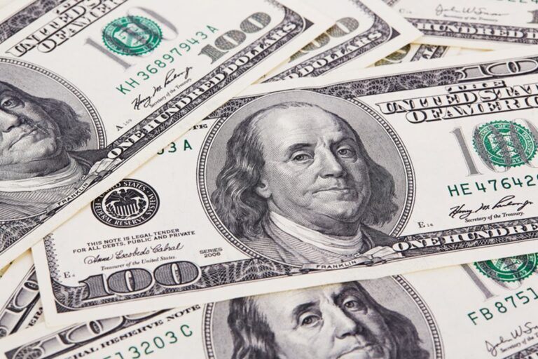 Dólar abre em alta com cotação de R$ 5,56 em 2025