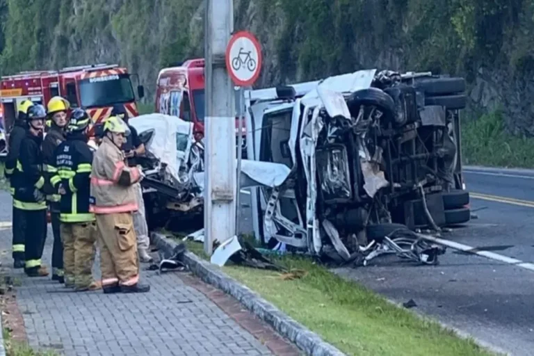 Tragédia na BR-470: acidente entre veículos resulta em três mortes
