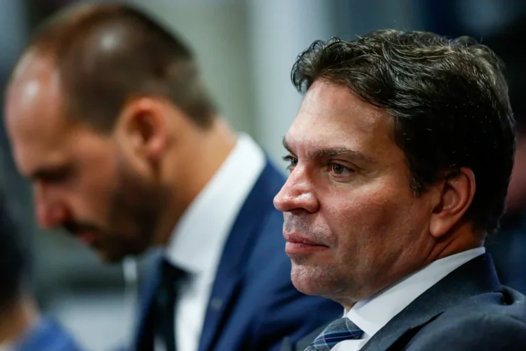 PL discute ação no STF para contestar cassação de Eduardo e Ramagem