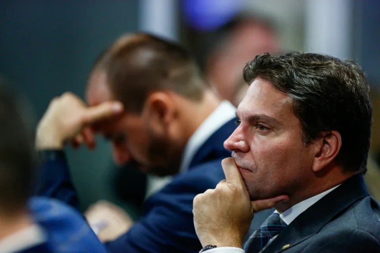 Caminhos políticos de Eduardo e Ramagem após cassações em 2025