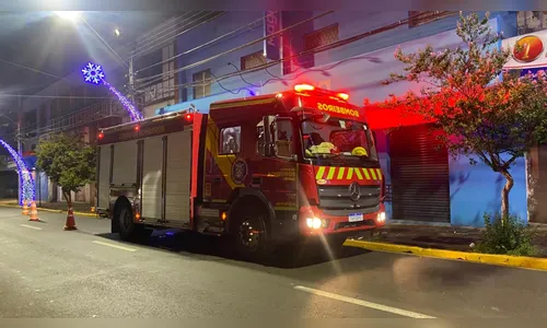 Incêndio em loja no centro de Apucarana: ações dos bombeiros
