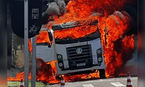 Incêndio em caminhão de sinalização causa danos em Curitiba