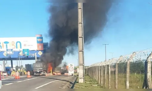 Engavetamento na BR-277 gera caos após caminhão em chamas