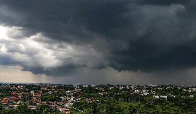 Curitiba se prepara para tempestades com chuvas intensas e ventos fortes