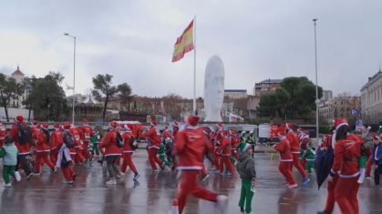 Milhares de Papais Noéis correm em Madri para a Cruz Vermelha