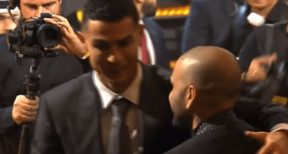 Dani Alves reaparece em público após prisão e encontra CR7