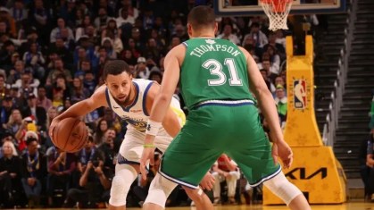 Warriors vencem Mavs no Natal e Davis se lesiona novamente